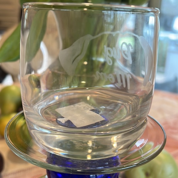 New Pug Mom custom etched drinking glass with outline of pug head. Adorable. - Picture 4 of 6